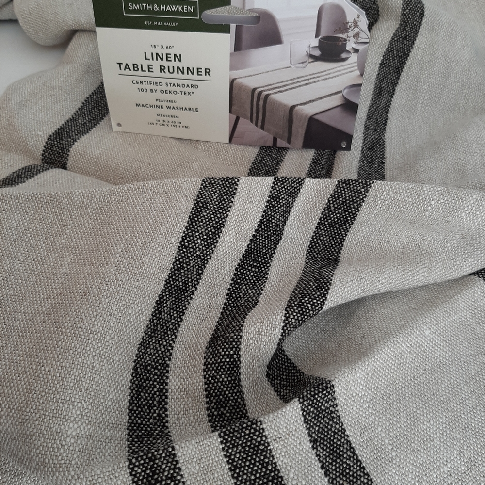 **Smith & Hawkins 100% Linen Table Runner